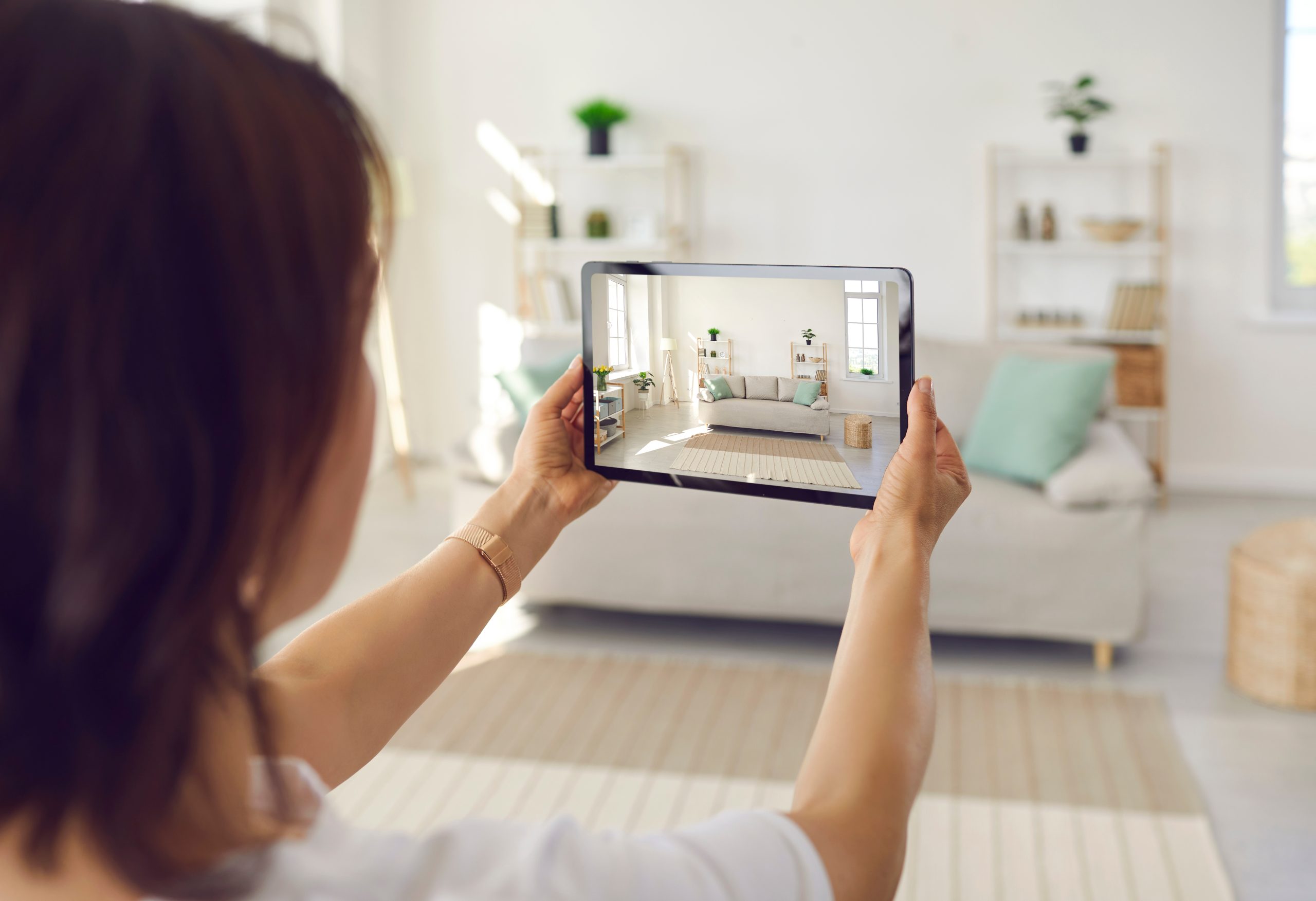 mujer tomando fotos de vivienda interior scaled